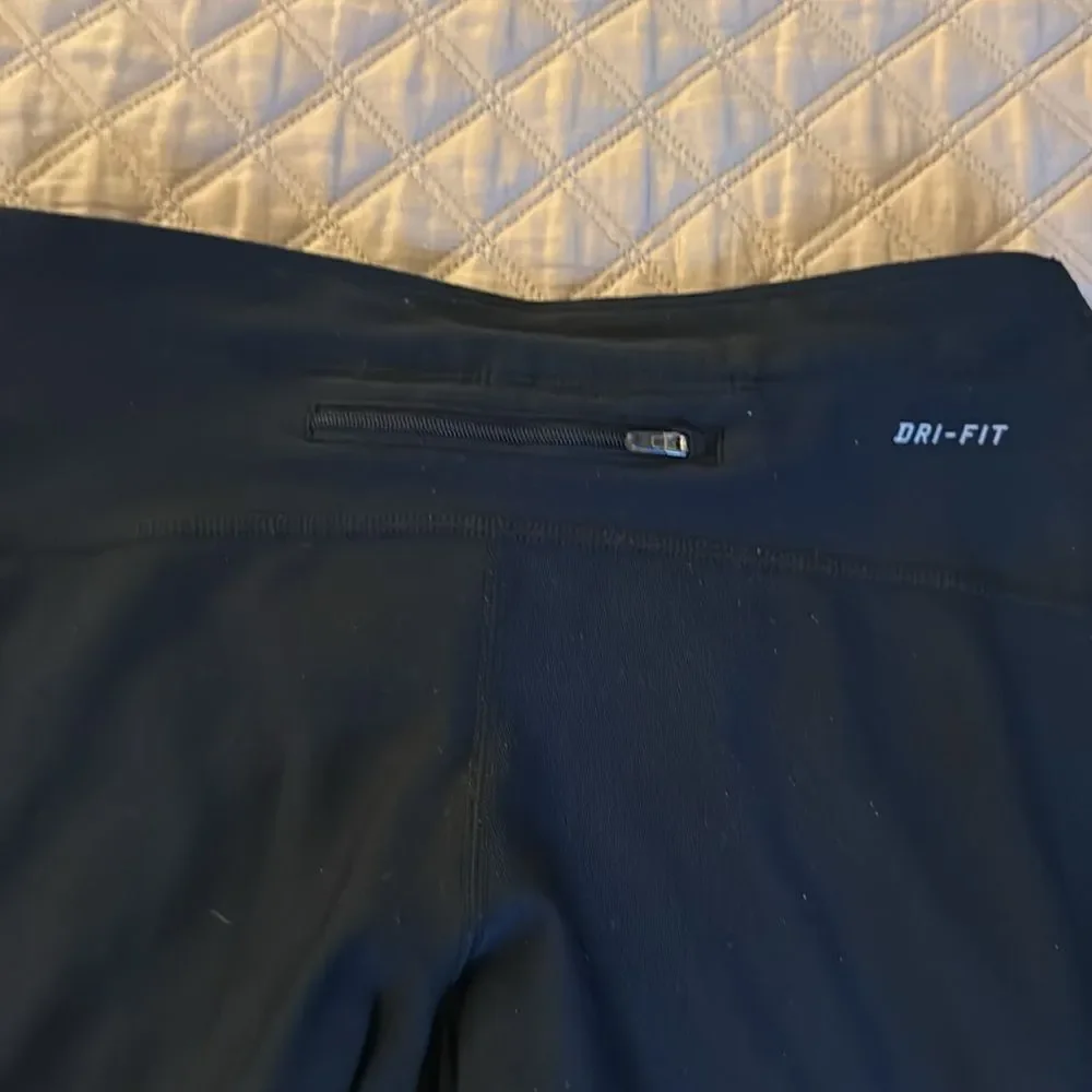 NWT Nike Dri-FIT Women’s Stay Warm Running Capri Leggings in Black. Size Small.